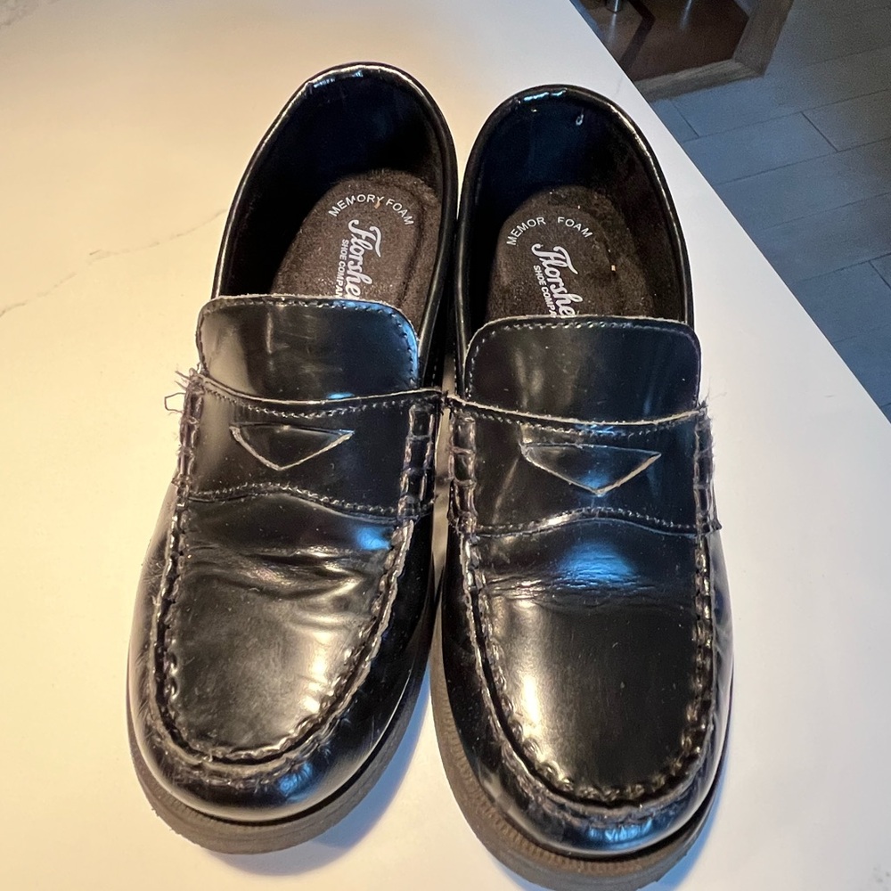 Boys Florsheim black penny loafer shoes. Size 2.  These were worn 1-2 times.